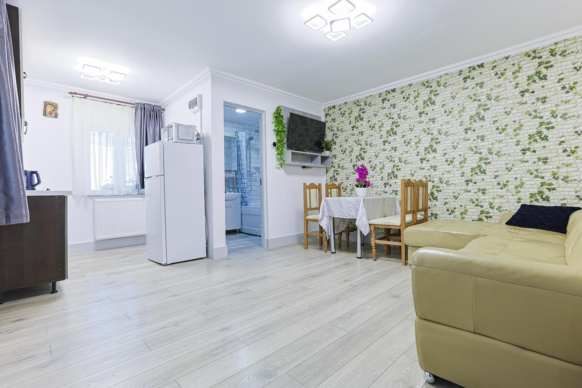 Apartament 2 — Apartament întreg de 46 mp — dormitor, living, bucătărie și baie, doar pentru tine · Vila Vaias Aparts Târgu Neamț