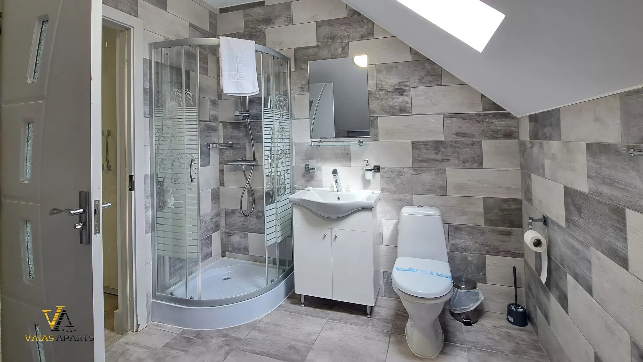Apartament 6 — Apartament confortabil de 45 mp, întreg al tău — cu aer condiționat · Vila Vaias Aparts Târgu Neamț