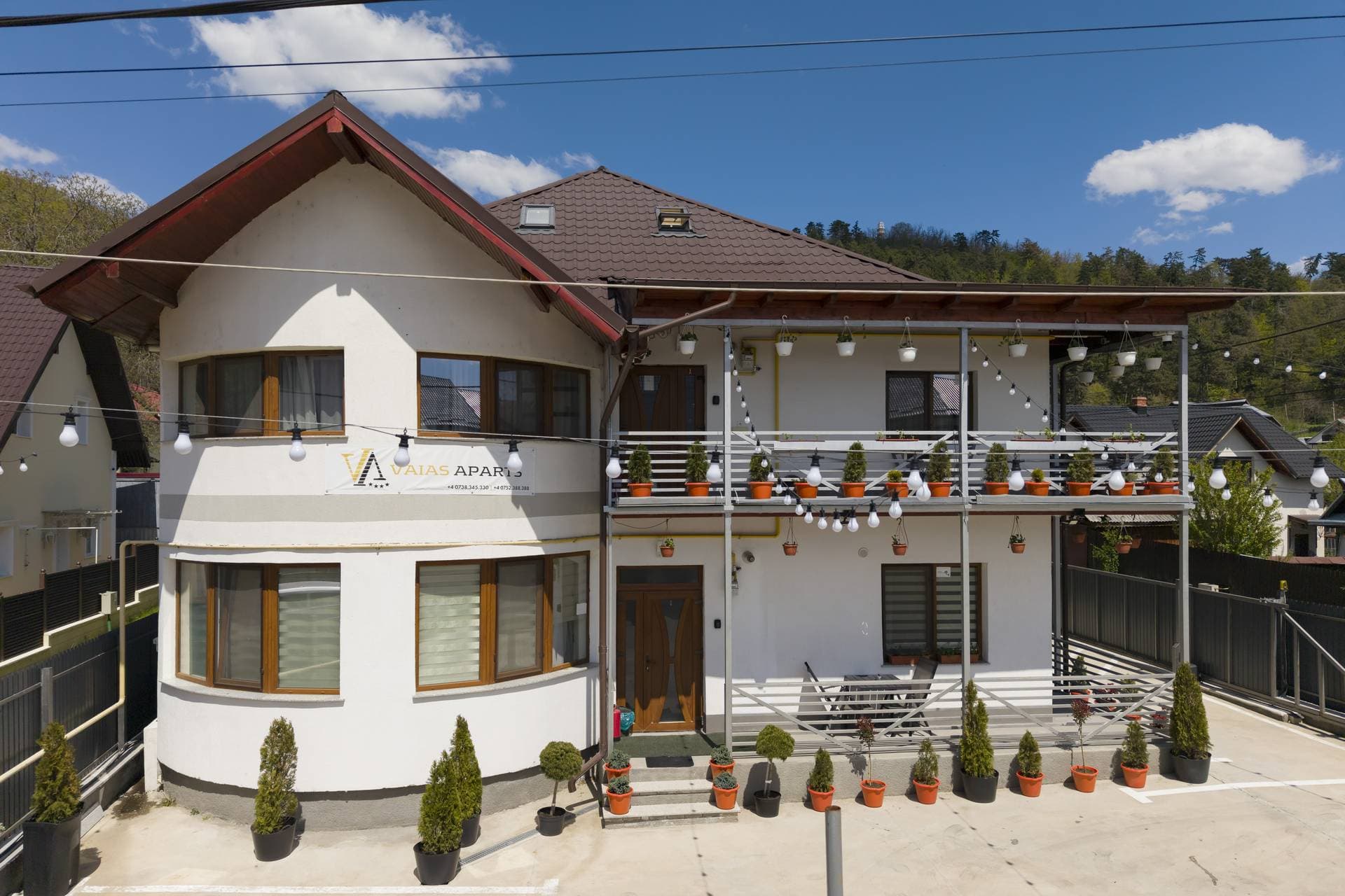 Vila Vaias Aparts — curte și exterior