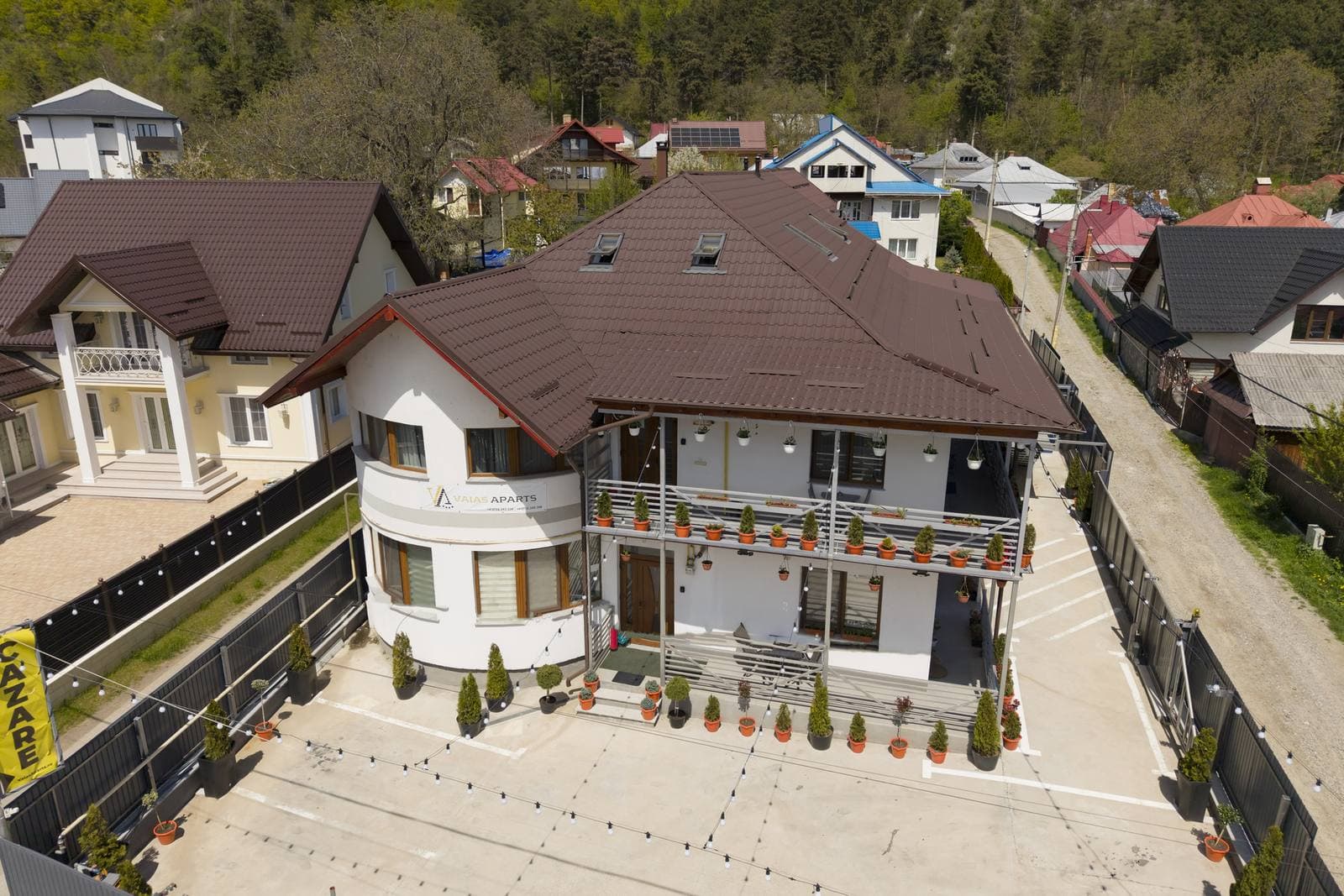 Vila Vaias Aparts — vedere aeriană dronă în Târgu Neamț, la poalele Cetății Neamțului — fotografie 11