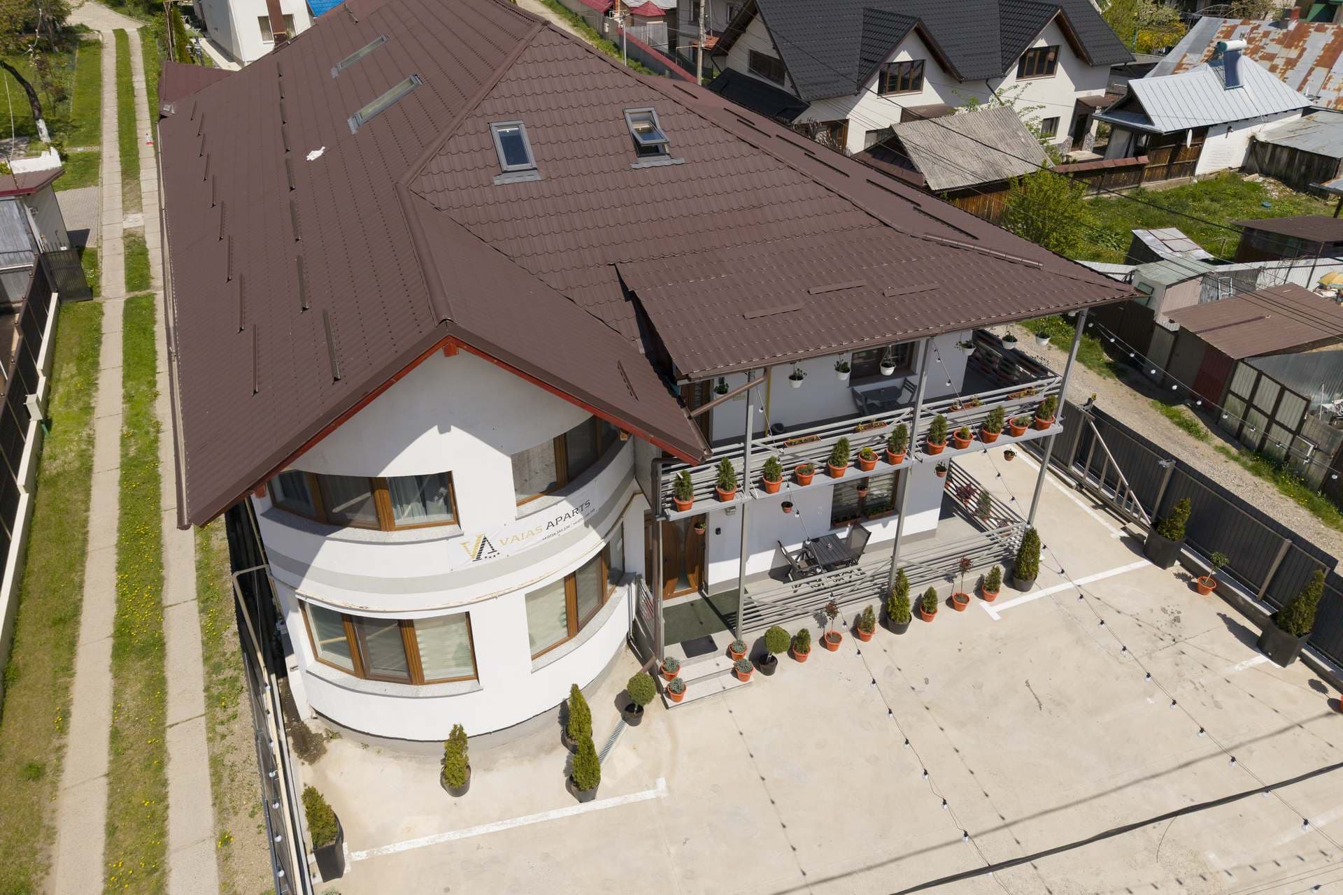 Vila Vaias Aparts — vedere aeriană dronă în Târgu Neamț, la poalele Cetății Neamțului — fotografie 13