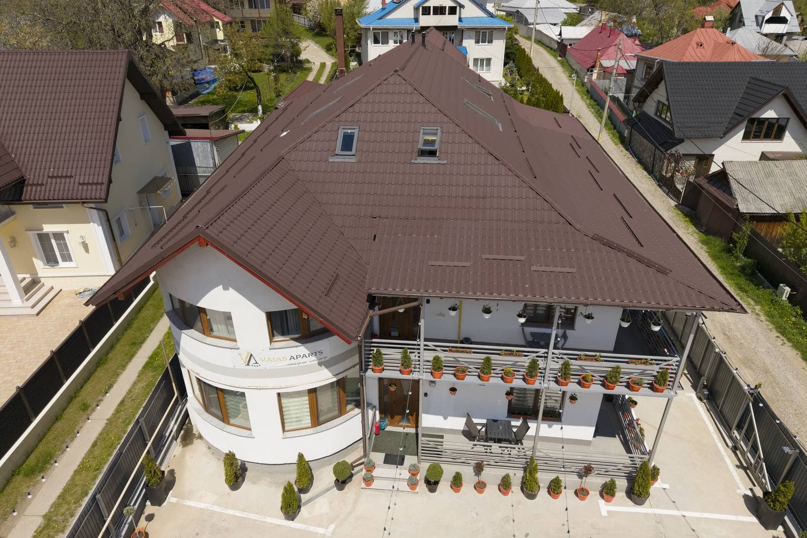 Vila Vaias Aparts — vedere aeriană dronă în Târgu Neamț, la poalele Cetății Neamțului — fotografie 15