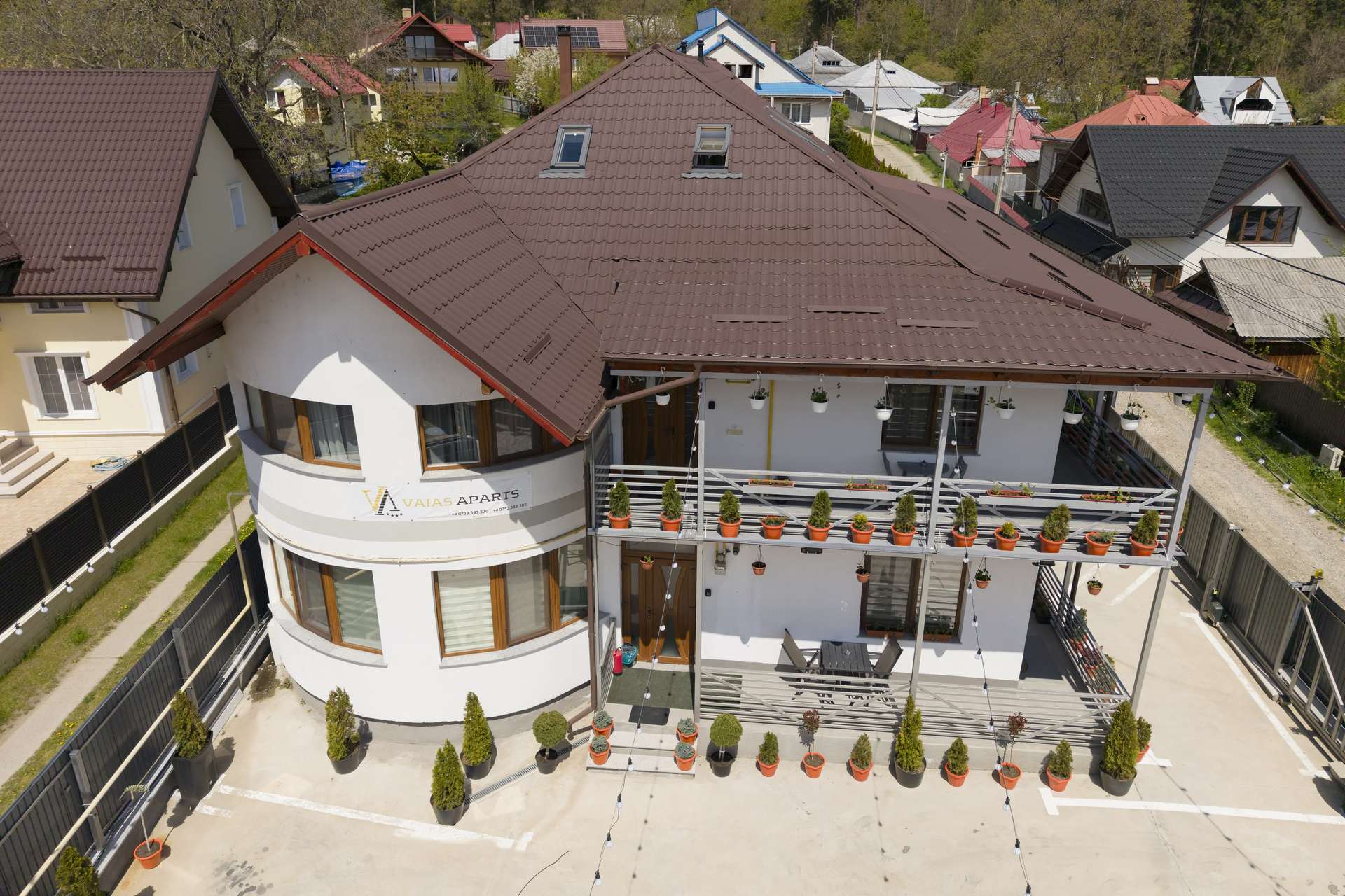Vila Vaias Aparts — vedere aeriană dronă în Târgu Neamț, la poalele Cetății Neamțului — fotografie 16