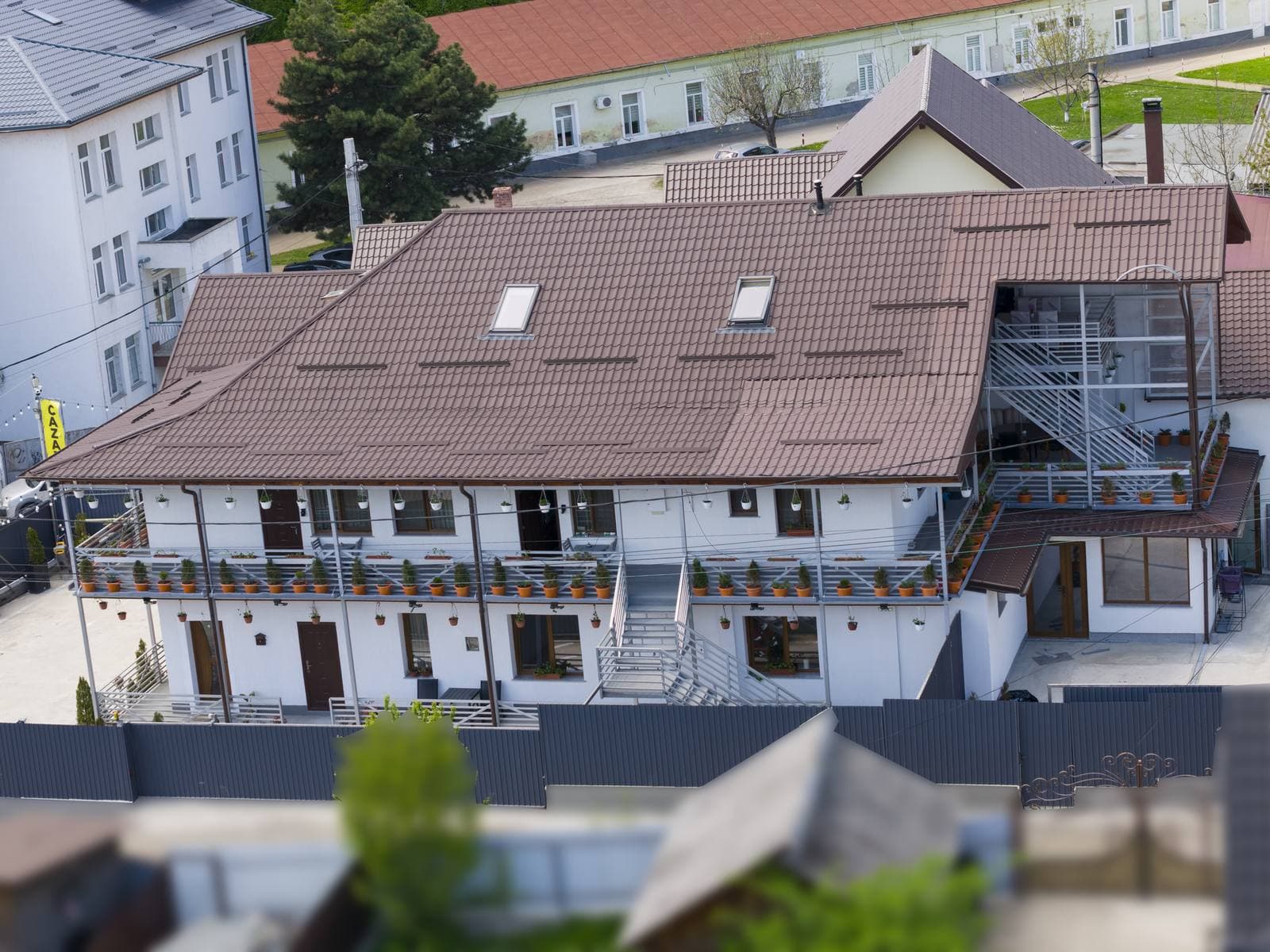 Vila Vaias Aparts — vedere aeriană dronă în Târgu Neamț, la poalele Cetății Neamțului — fotografie 2