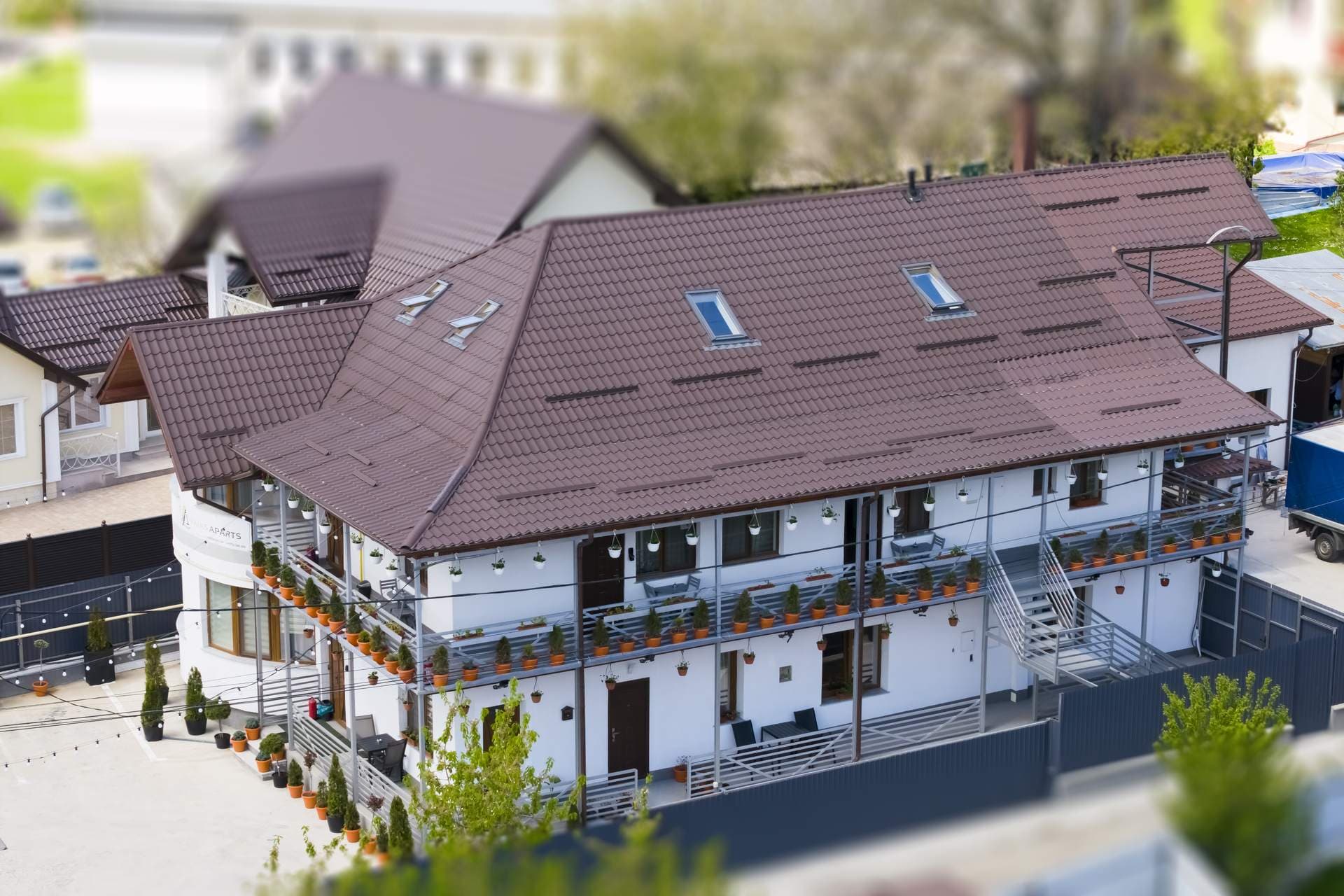 Vila Vaias Aparts — vedere aeriană dronă în Târgu Neamț, la poalele Cetății Neamțului — fotografie 3