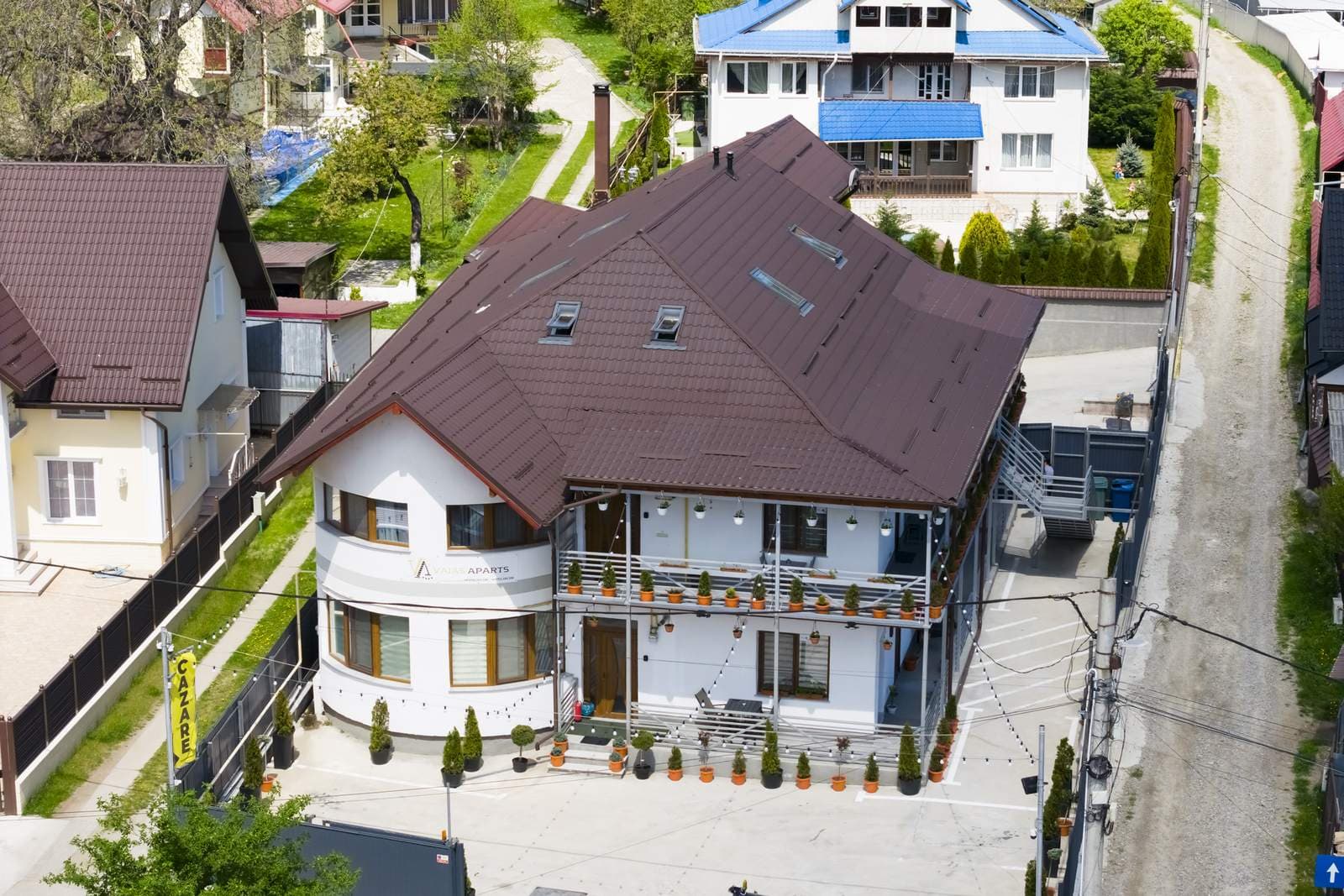 Vila Vaias Aparts — vedere aeriană dronă în Târgu Neamț, la poalele Cetății Neamțului — fotografie 4