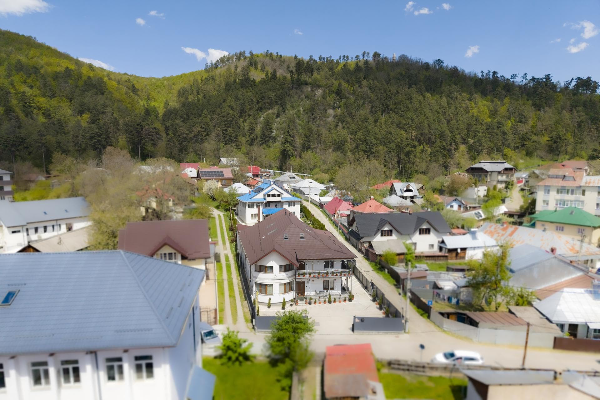 Vila Vaias Aparts — vedere aeriană dronă în Târgu Neamț, la poalele Cetății Neamțului — fotografie 6