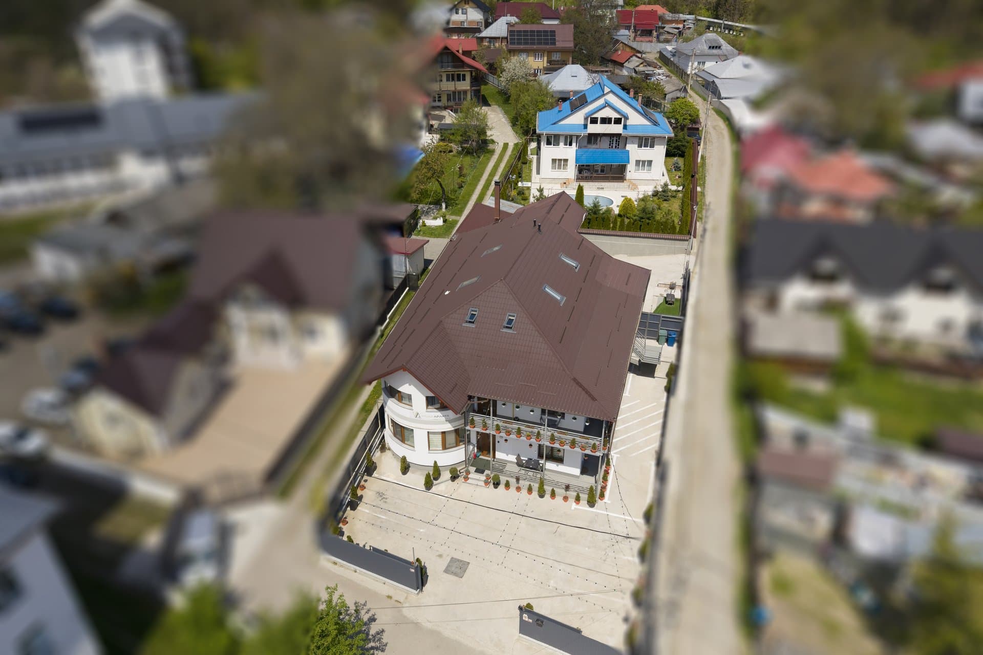 Vila Vaias Aparts — vedere aeriană dronă în Târgu Neamț, la poalele Cetății Neamțului — fotografie 7