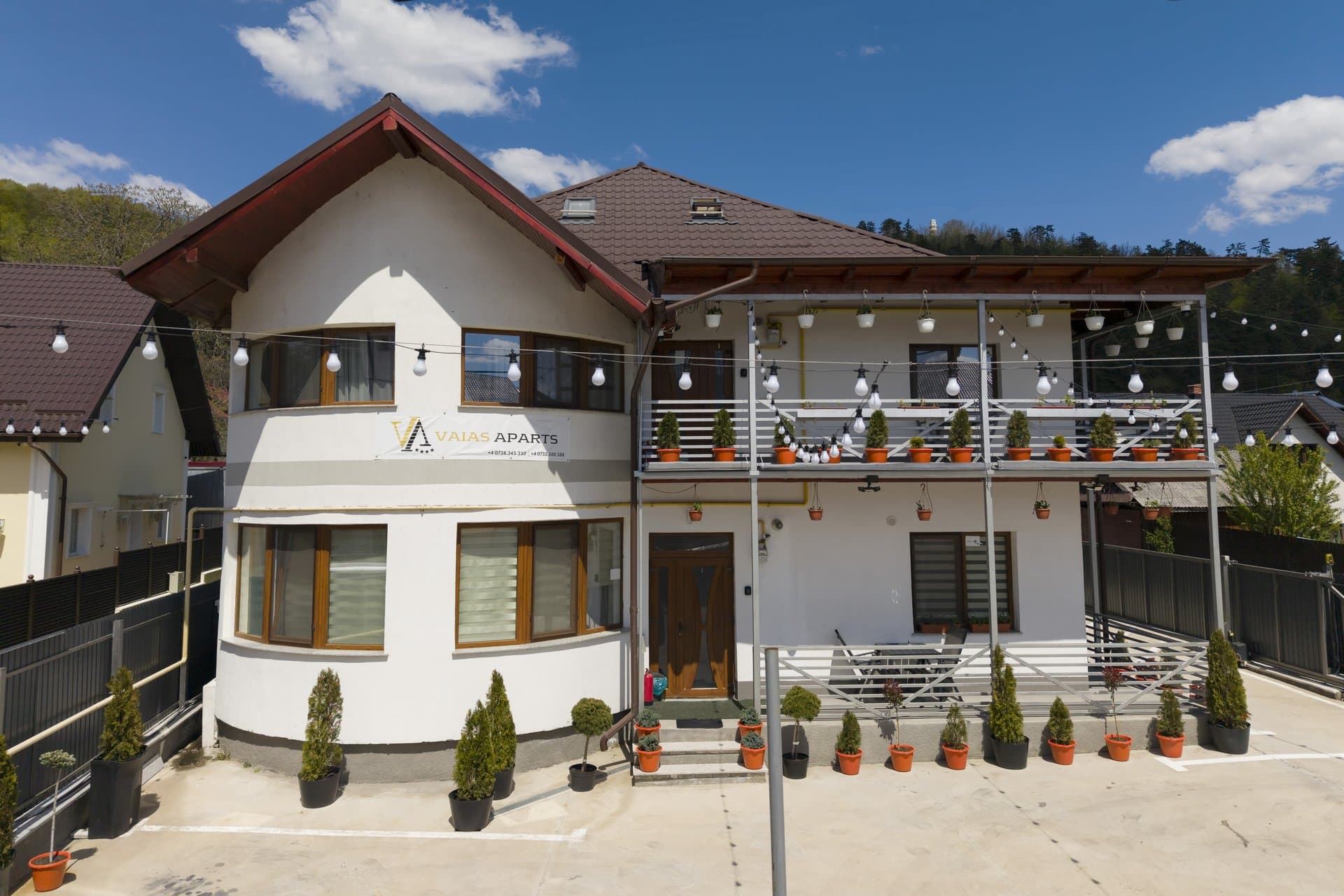 Vila Vaias — acoperiș și curte